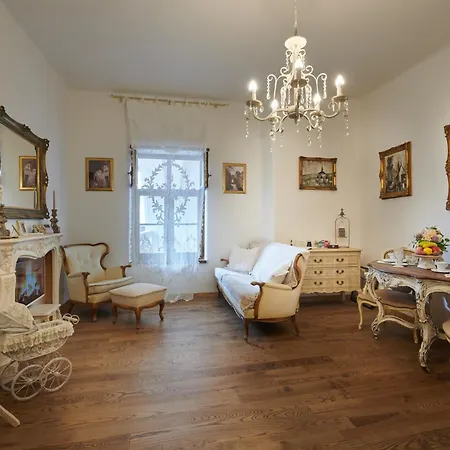 Mariam V Hellovom Dome Apartamento